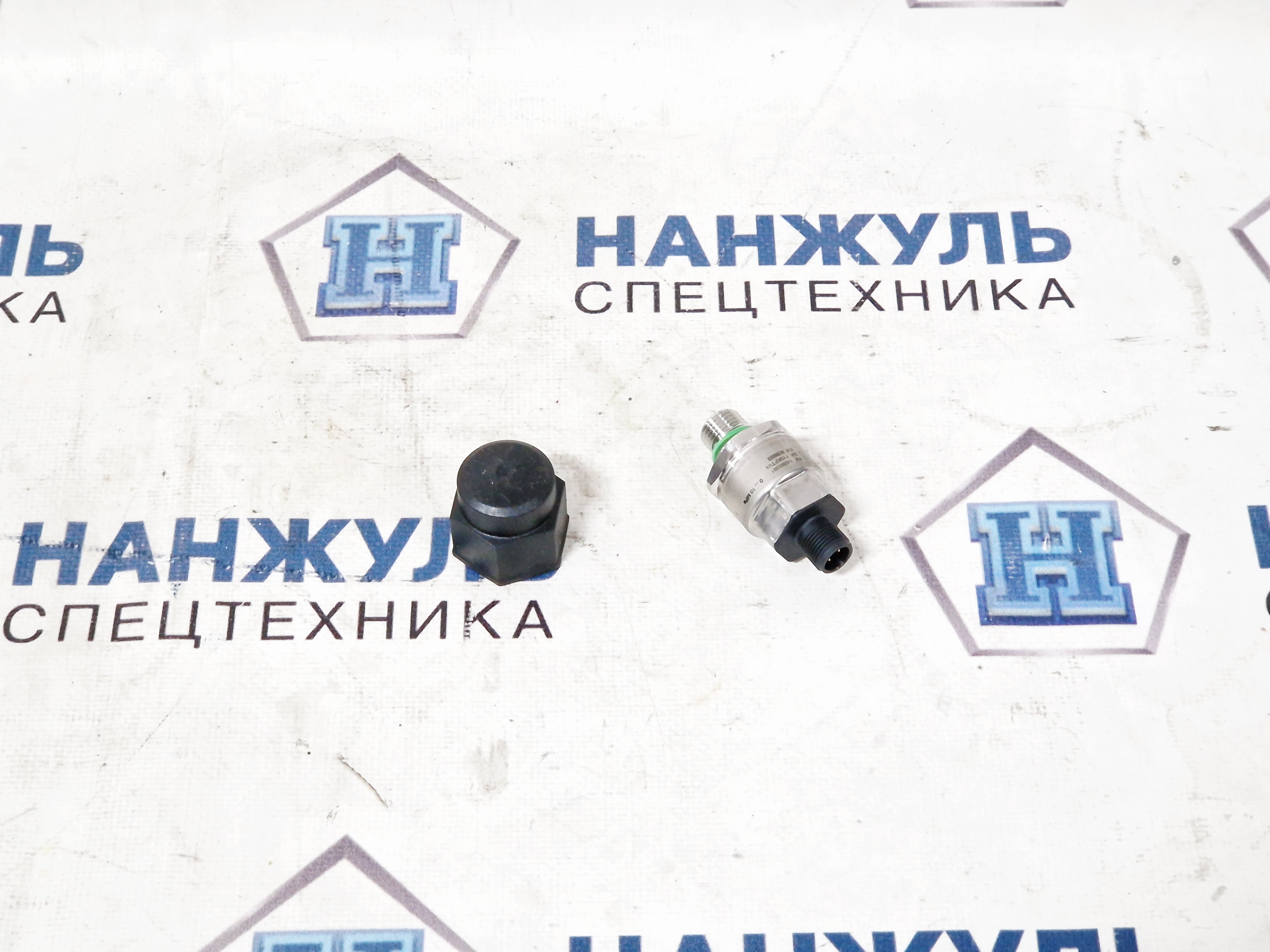 Датчик давления масла системы ограничения грузового момента(сверху) XCR70