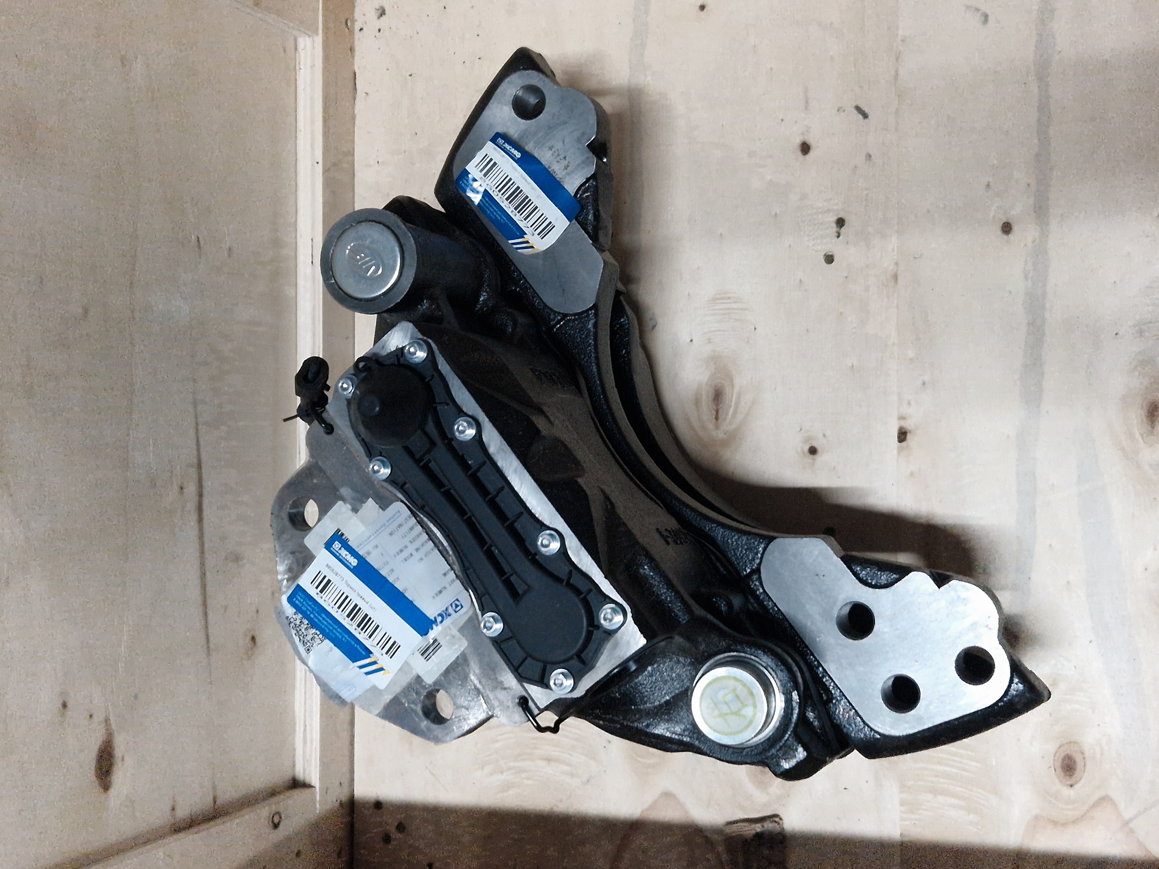 Суппорт тормозной правый XCT25