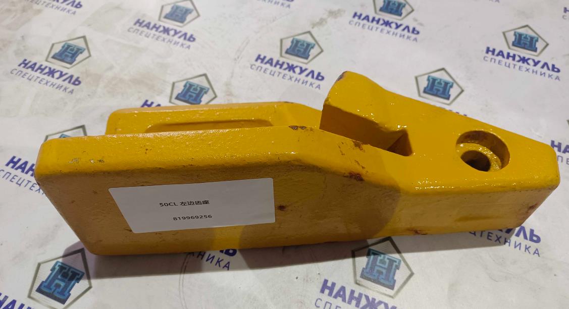 Адаптер коронки ковша боковой (левый) 50CL 700K
