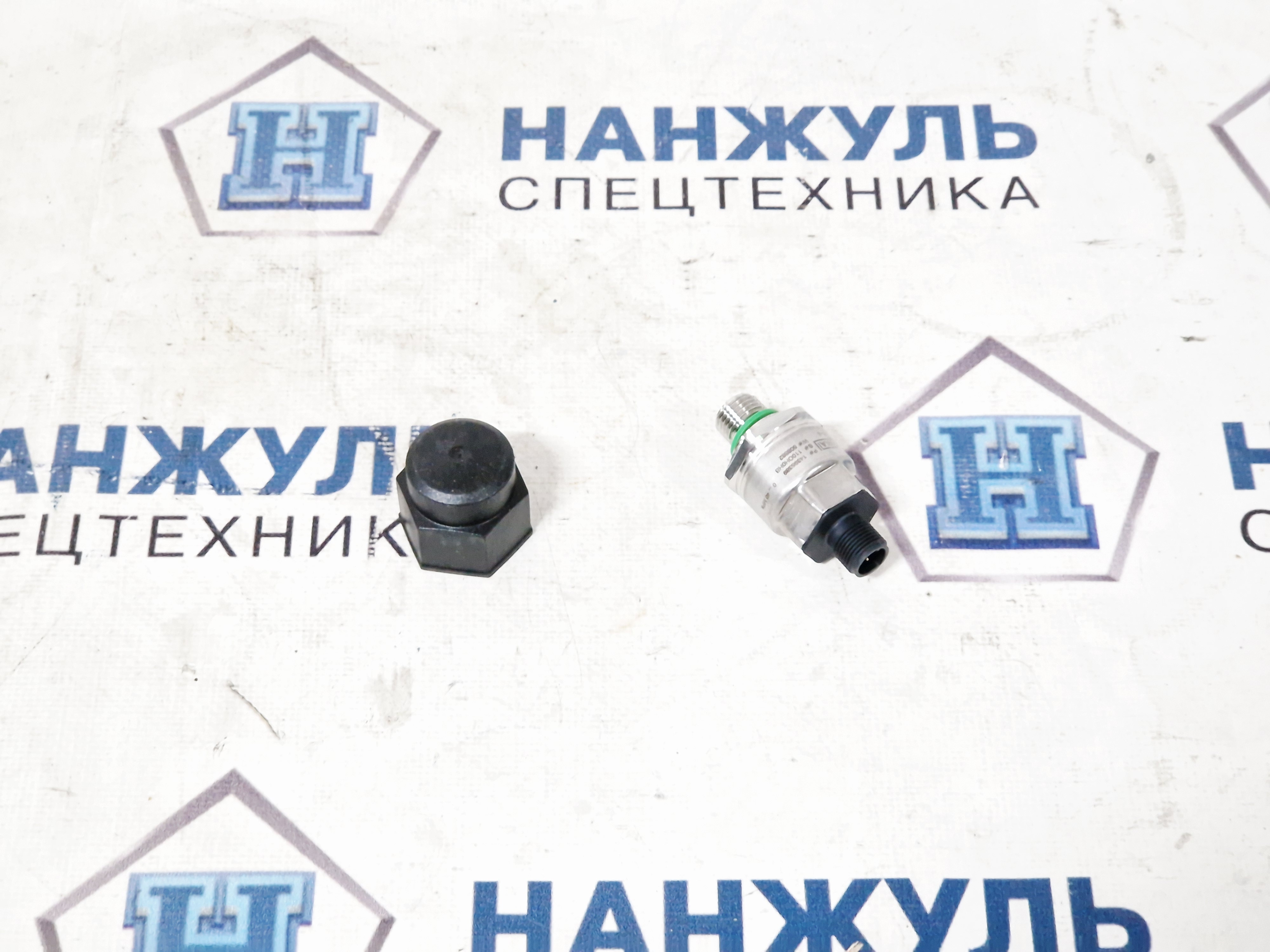 Датчик давления масла системы ограничения грузового момента(сбоку) XCR70