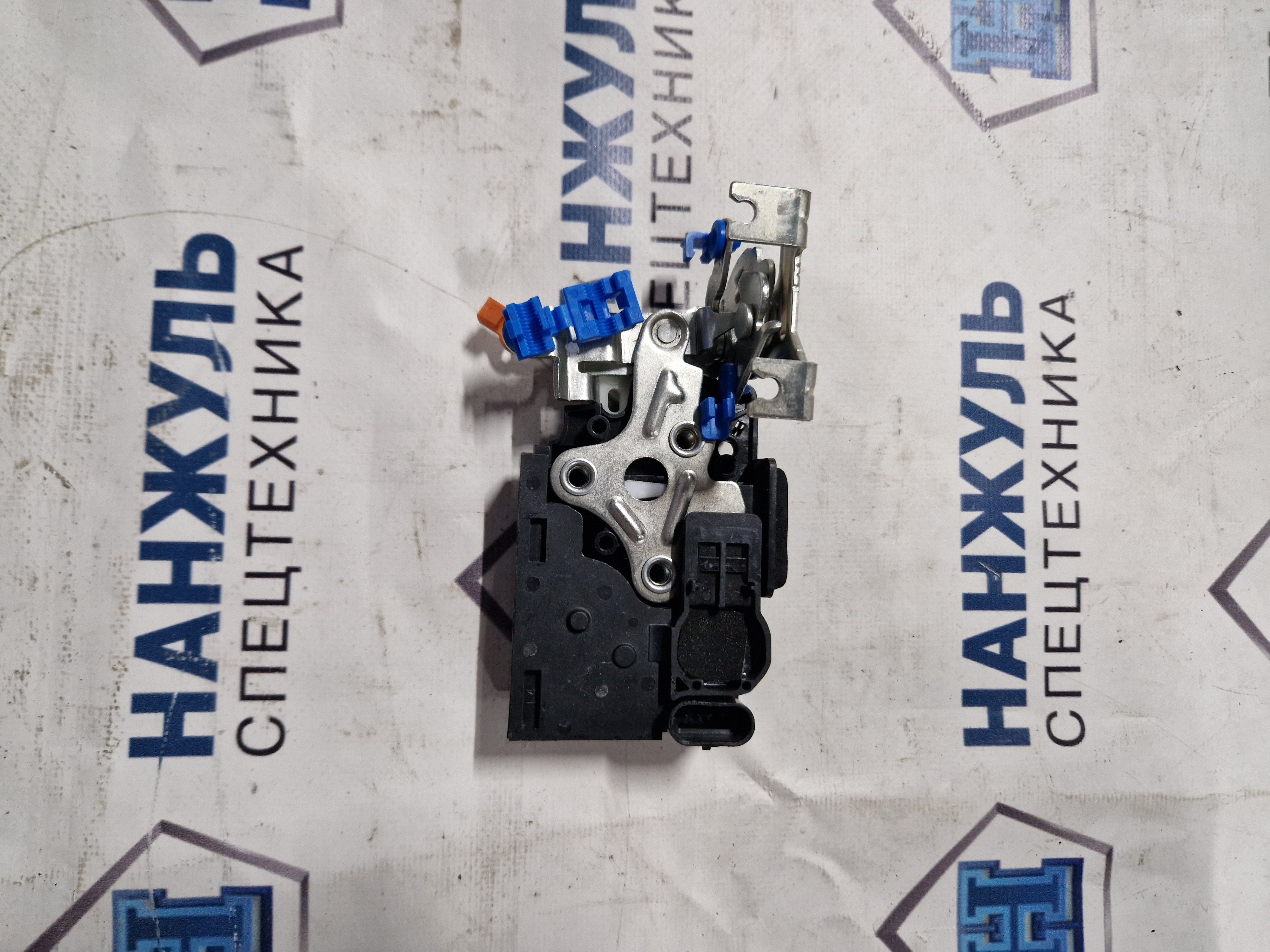 Корпус замка левой двери  в сборе XCT100