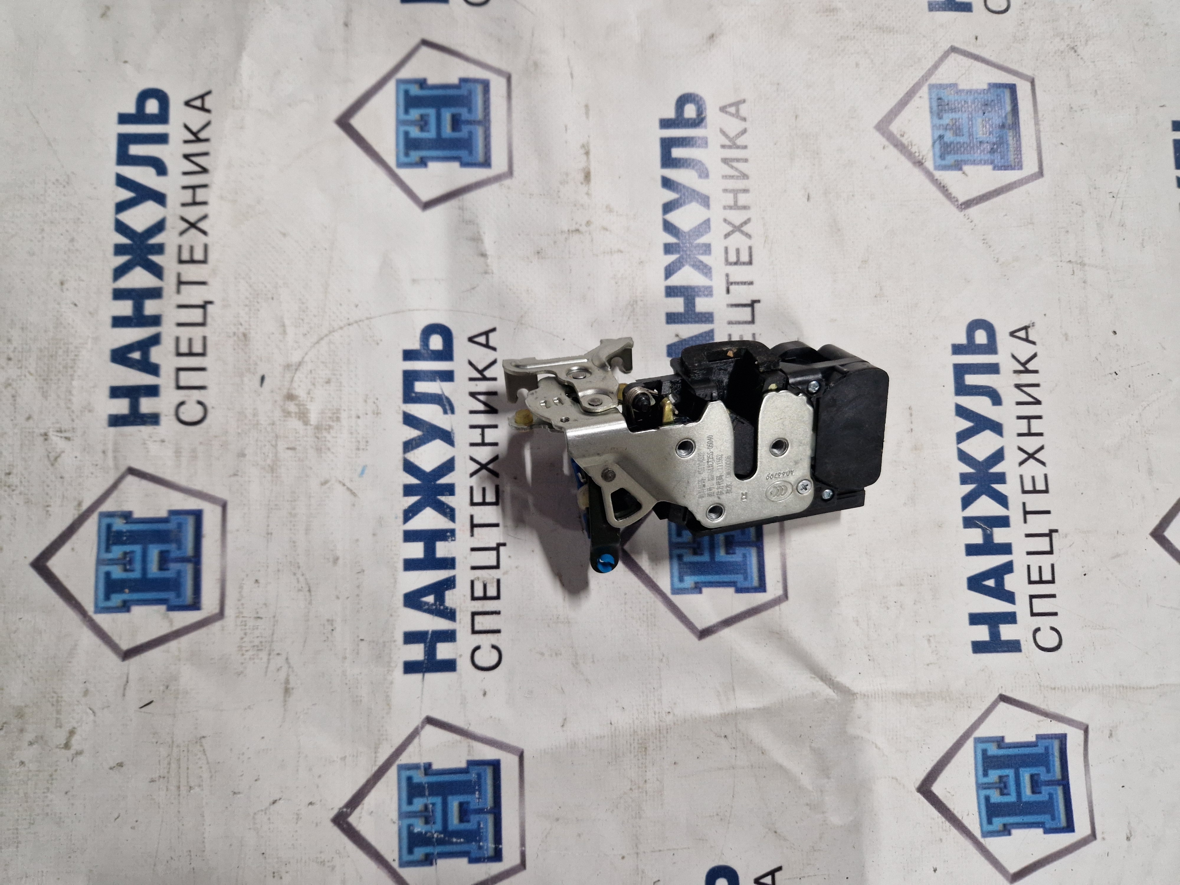 Замок правой двери в сборе XCT25